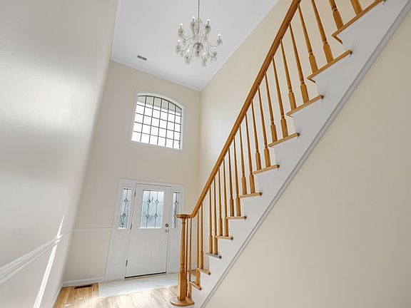 5th image of 104 Larch Ave