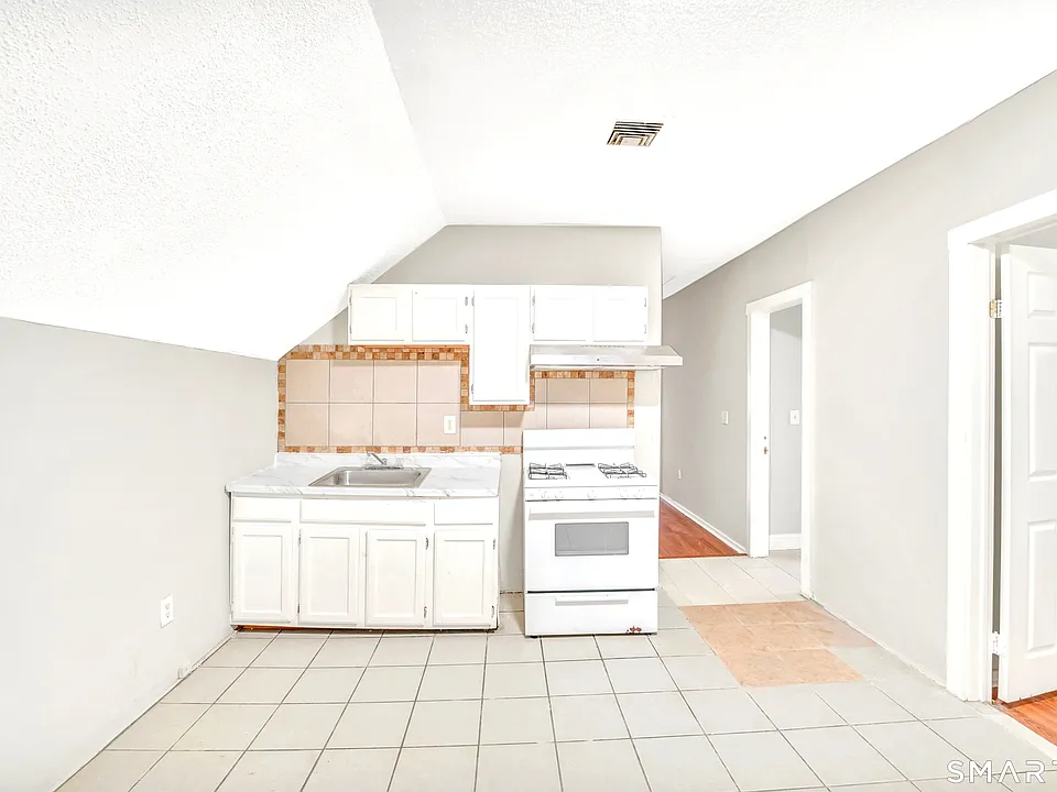 76 Thompson St #3
