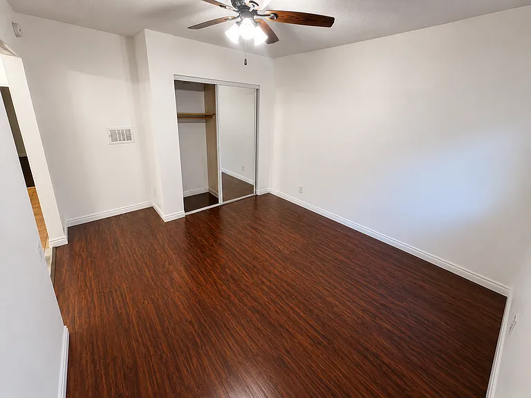 Hollyking Apartments — Photo 22