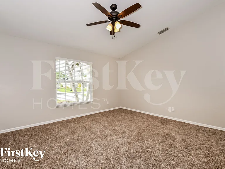 4829 SW 24th Ave — Photo 3