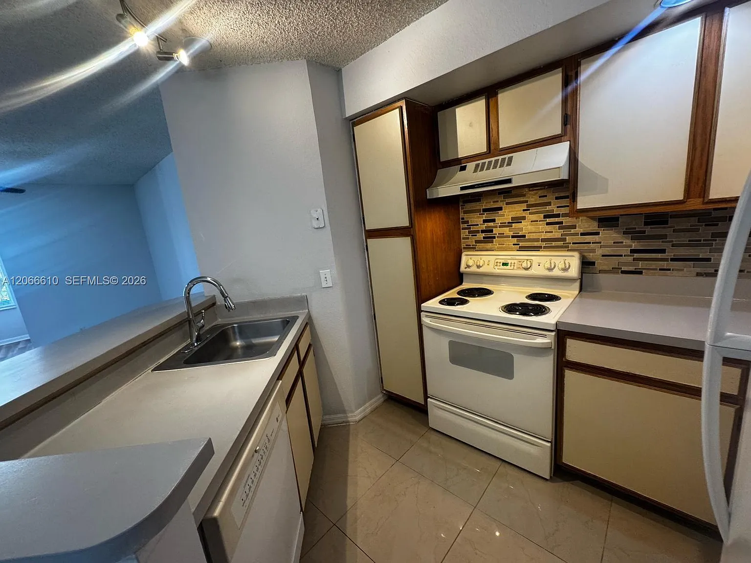 Coral Key Condo — Photo 4