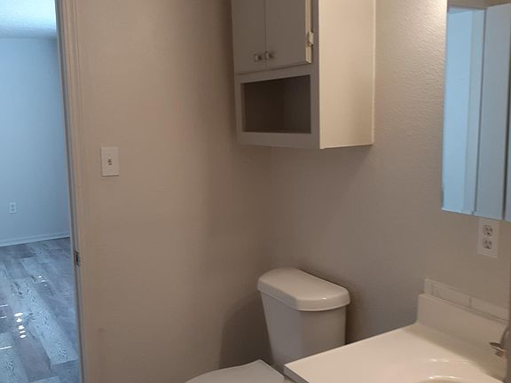 3rd image of 915 1/2 E Beverly St