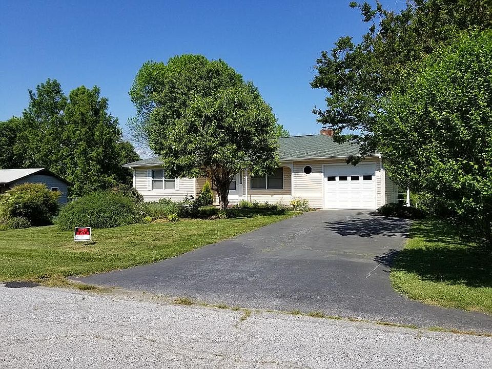 1st image of 206 Windsor Ct