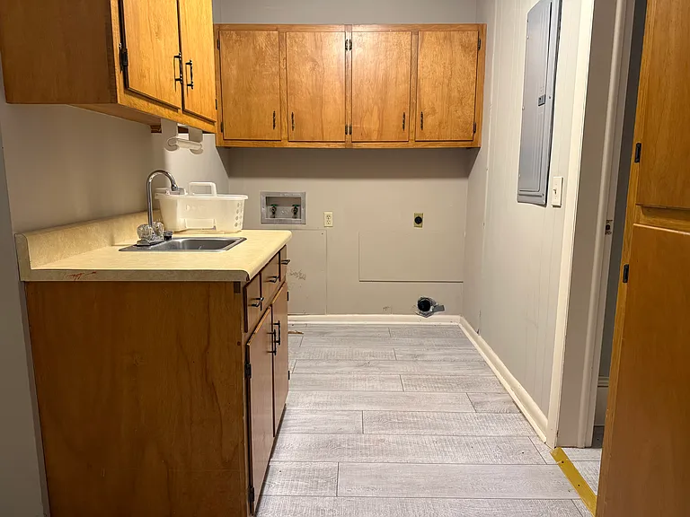 652 Howell St — Photo 8