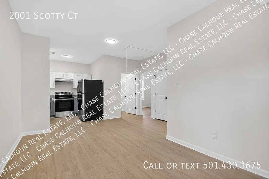 This well-located duplex offers convenience, and easy access to everything you need in the heart ... — Photo 3