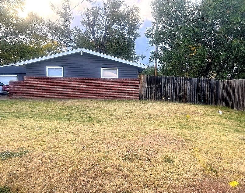 1st image of 3208 Royal Dr