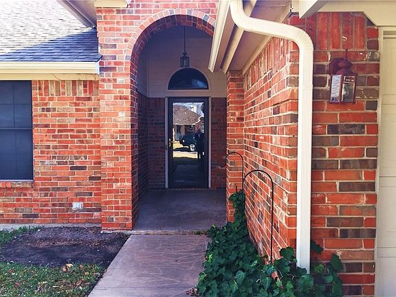 3rd image of 813 Heritage Ave