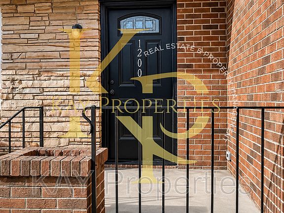 2nd image of 1200 E Holly St