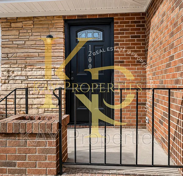 1200 E Holly St — Photo 2