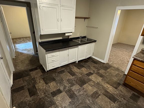 5th image of 123 E Spring St