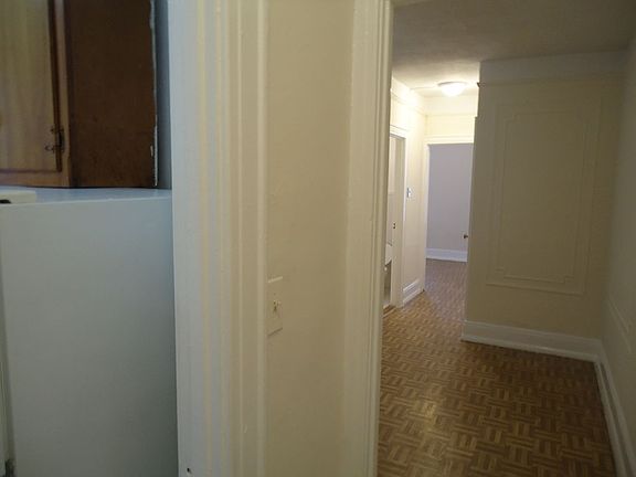 3rd image of 3309 Crescent St APT 3R