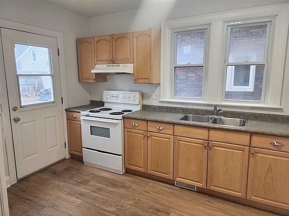 3rd image of 160 Adelaide Ave E