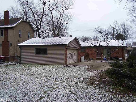 4th image of 33915 Jefferson Ave