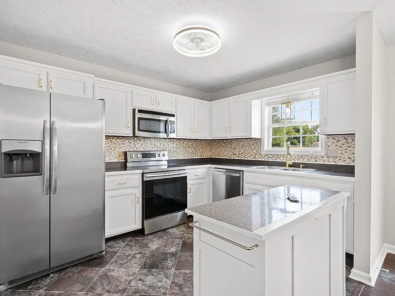 574 Oakmont Dr — Photo 10