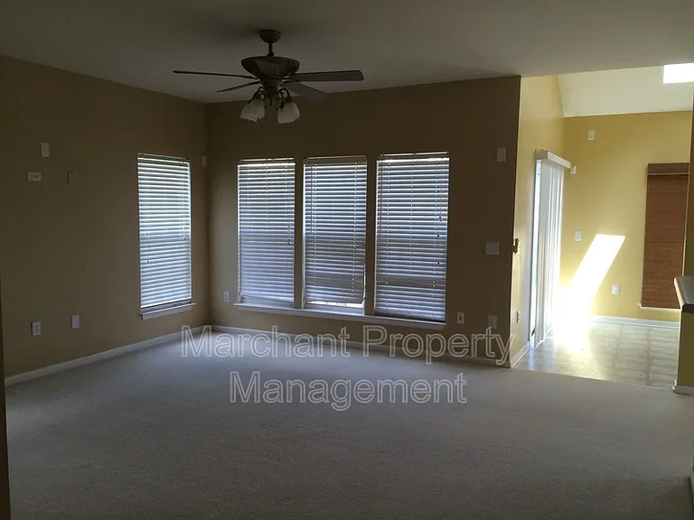 305 Londonderry Ct — Photo 3