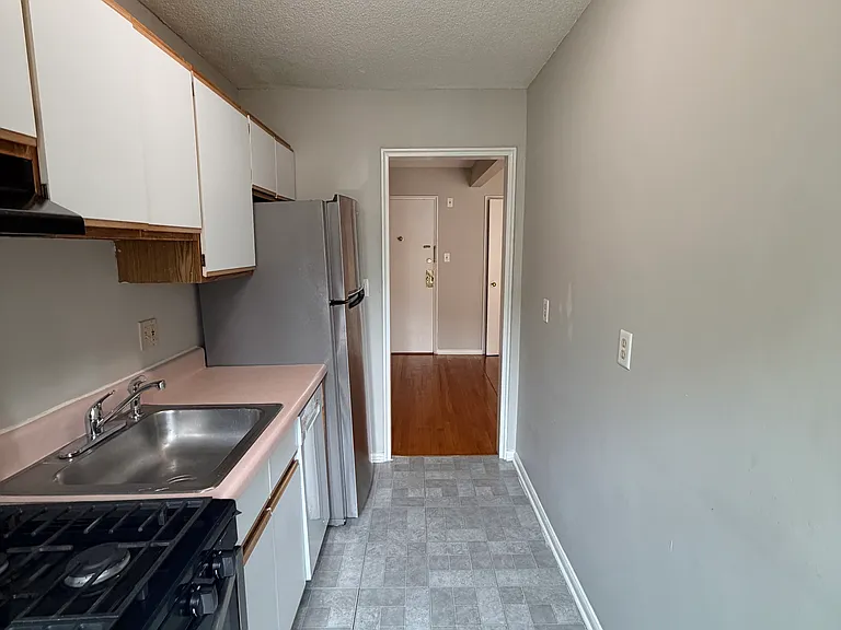 572 Whitney Ave #1E — Photo 2