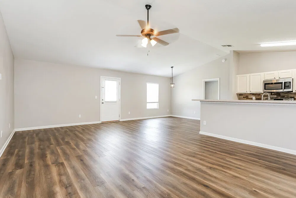 4 bed, 2.0 bath, 2215 sqft, $3,200 — Photo 3