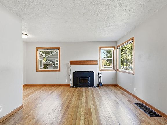4th image of 4903 N Elm St