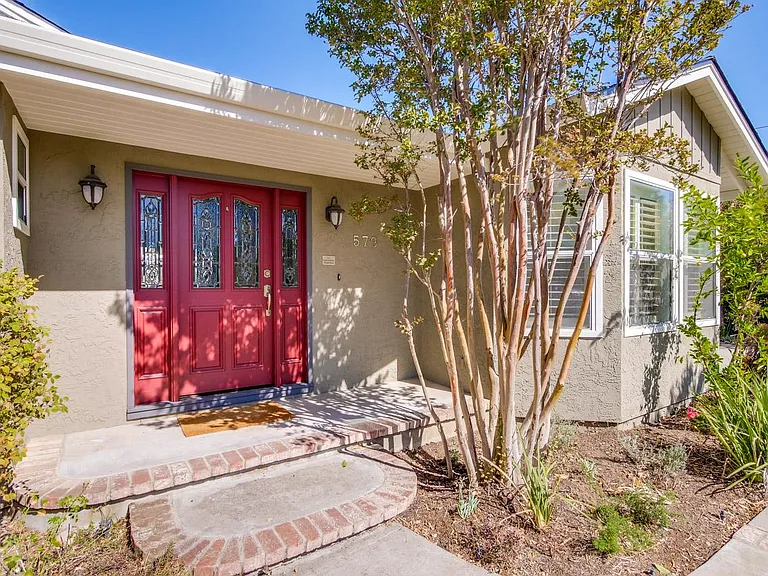 579 Crawford Dr — Photo 2
