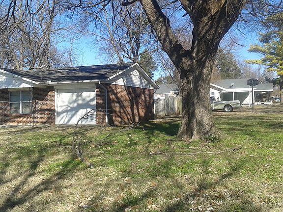 4th image of 324 E 3rd St