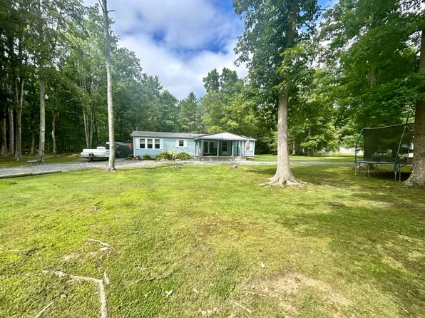 390 Pinewood Dr, Shady Spring, WV 25918