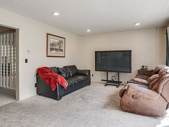 3rd image of 28 Britten Cir