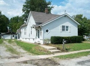 821 E Olive St, Staunton, IL 62088