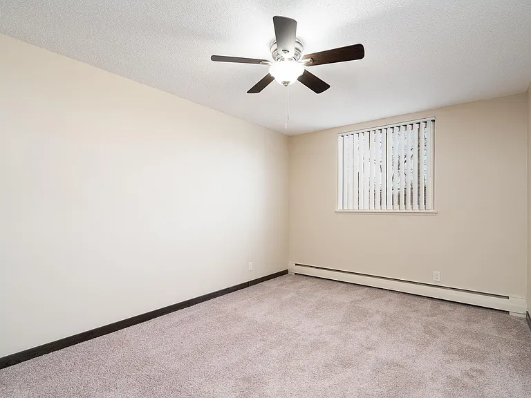 Como Villa Estates — Photo 19