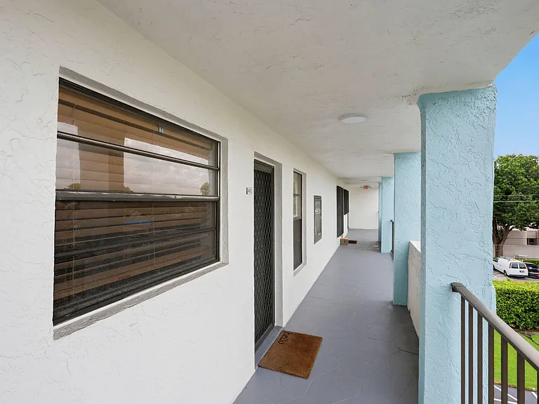 555 Banyan Tree Ln E #410 — Photo 2