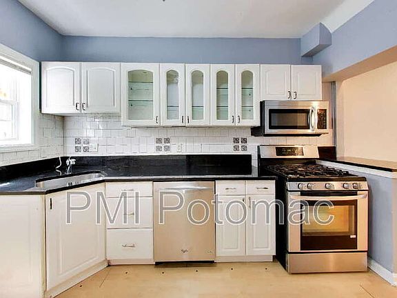 5th image of 821 12th St NE