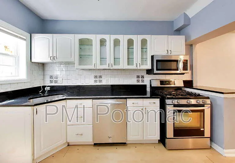 821 12th St NE — Photo 7