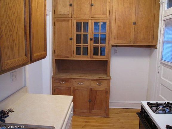 4th image of 1478 W Byron St #126
