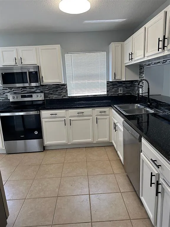 3 bed, 2.0 bath, 1410 sqft, $2,000 — Photo 3