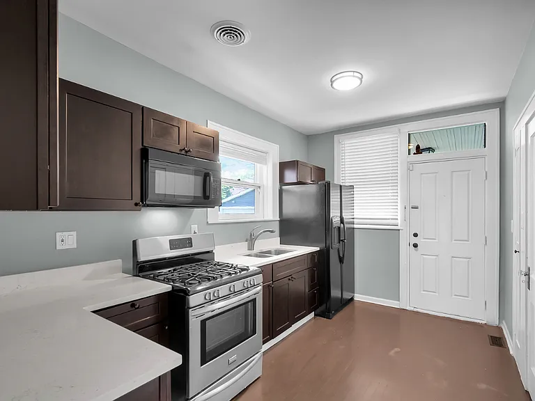 11402 S Calumet Ave — Photo 15