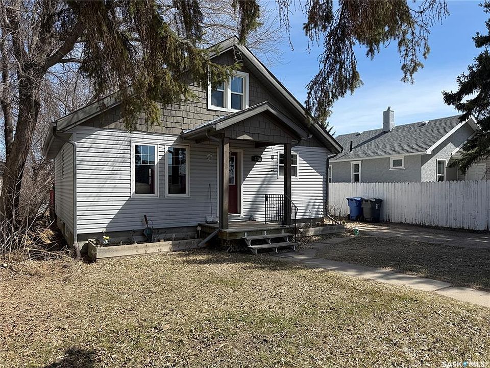 1st image of 326 5th AVENUE W