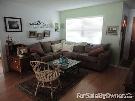 Living Room
						:
						Lots of morning light and well lit throughout the day
