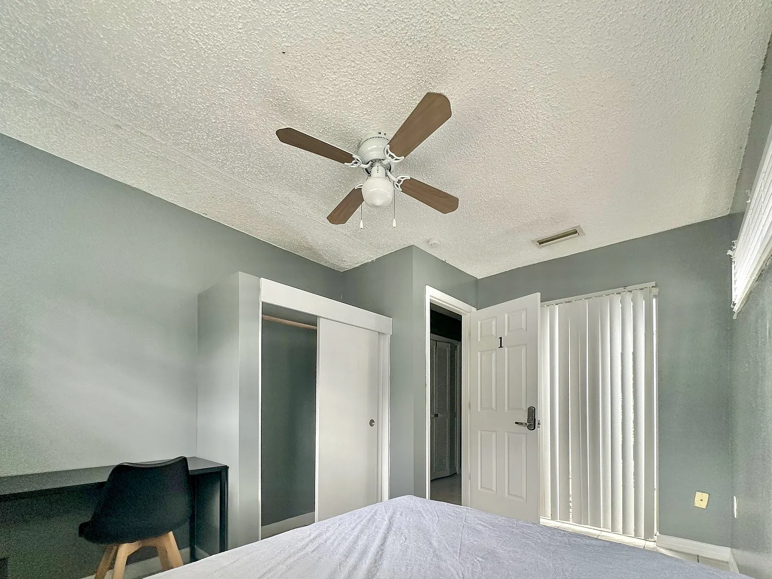2 bed, 1.0 bath, $884 — Photo 3