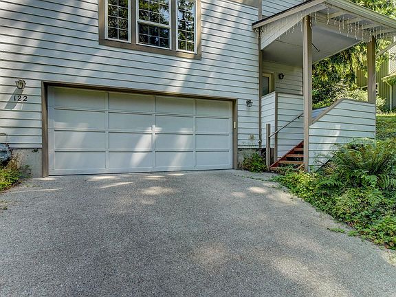 3rd image of 1221 210th Ave NE