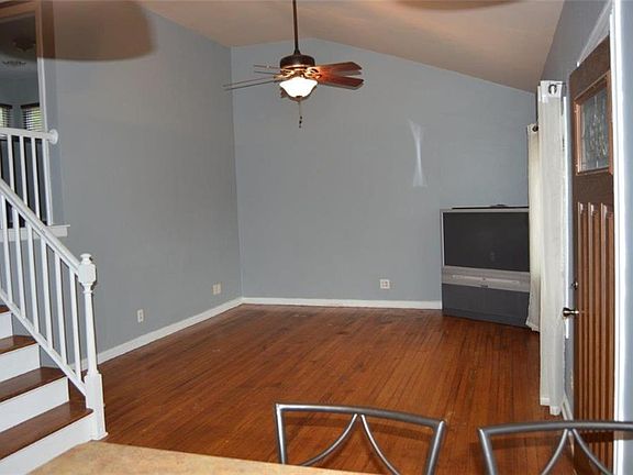 3rd image of 912 Sherry Ave