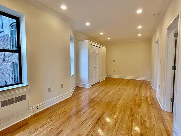 3rd image of 207 E 29th St APT 19
