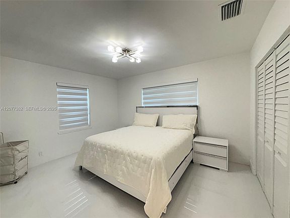 5th image of 937 SW 18th Ct