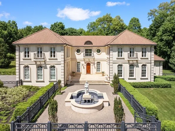 193 Bay Colony Dr, Westwood, MA 02090