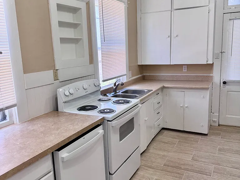 204 W 15th St — Photo 2