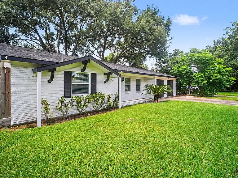 9323 Meadowbriar Ln — Photo 3