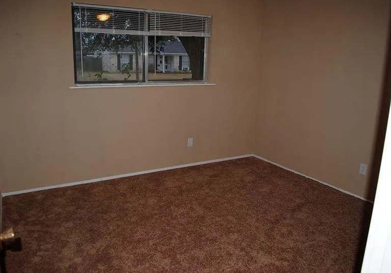 1519 Holiday Pl — Photo 9