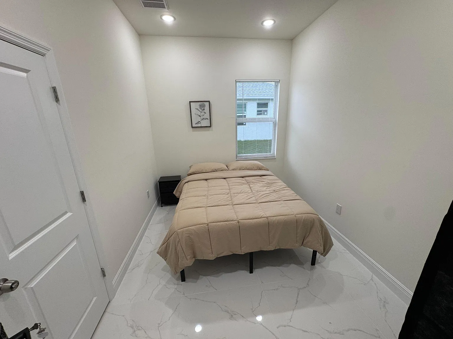 4 bed, 3.0 bath, 2100 sqft, $685 — Photo 2