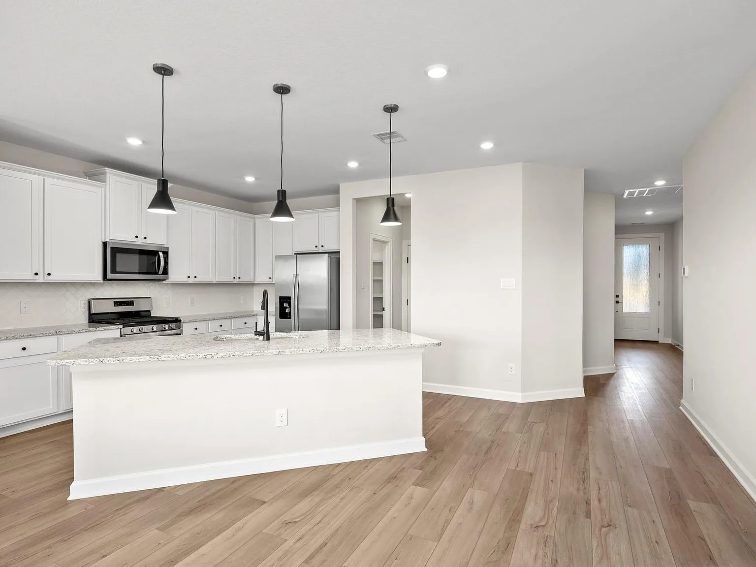 3 bed, 2.0 bath, 1631 sqft, $3,045 — Photo 4