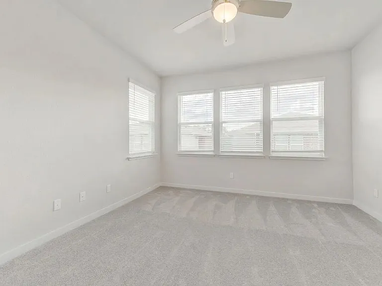 605 W South St #321 — Photo 7