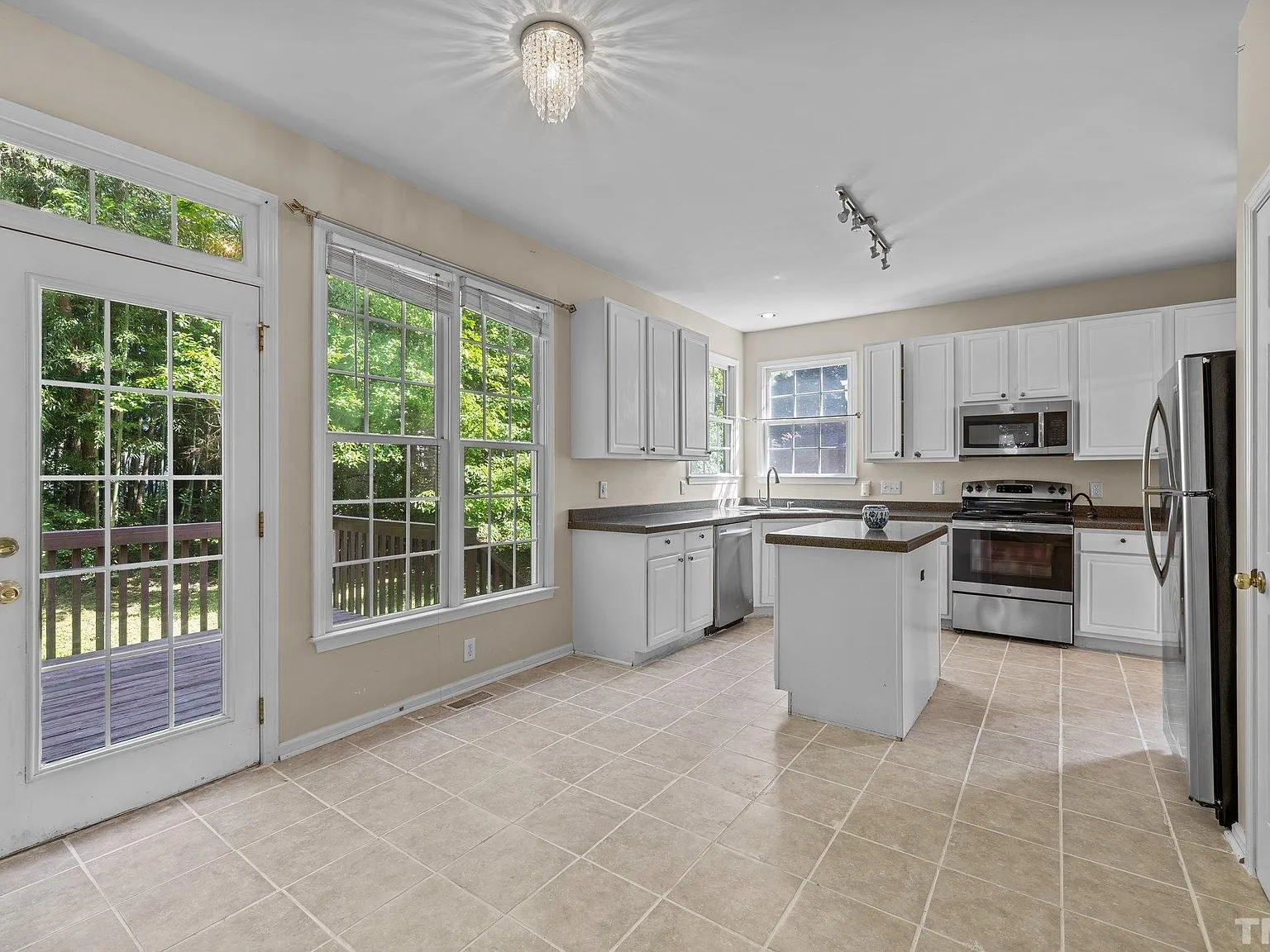 5 bed, 2449 sqft, $3,300 — Photo 3