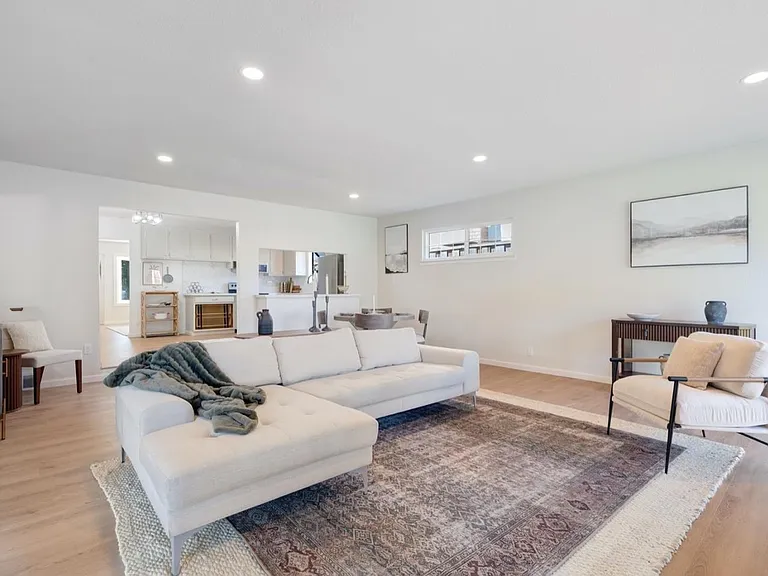 8425 Thornton Ave — Photo 5